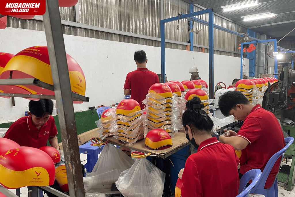 Phối màu mũ bảo hiểm in logo cây xăng dầu 