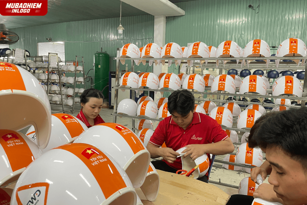 In logo mũ bảo hiểm quà tặng đại lý bảo hiểm tinh tế