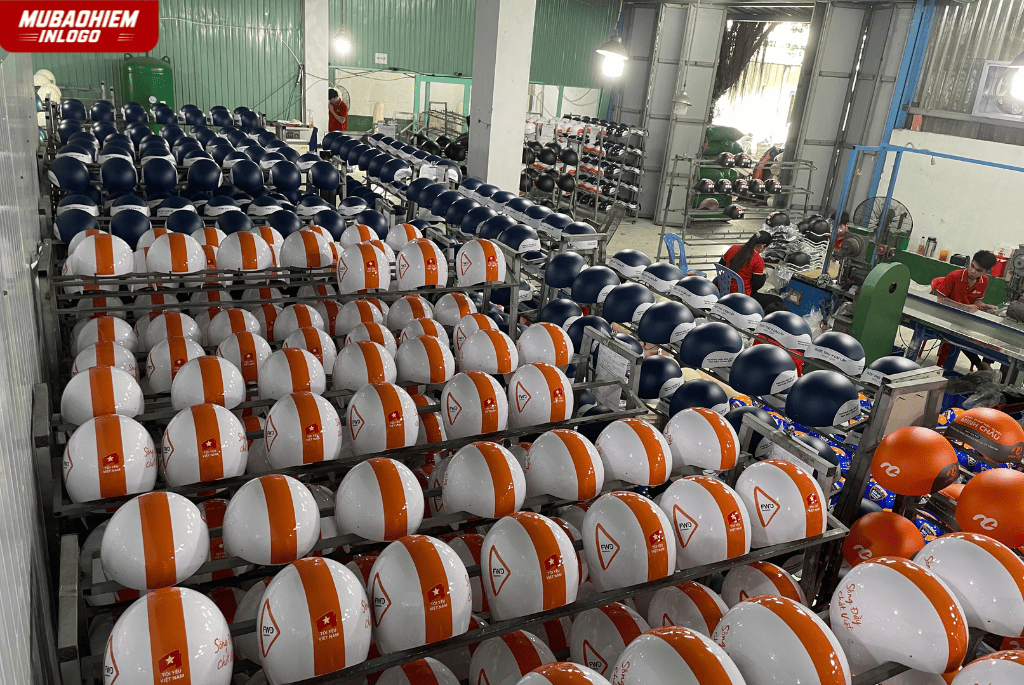 Đặt mũ bảo hiểm in logo công ty bảo hiểm theo yêu cầu khách hàng