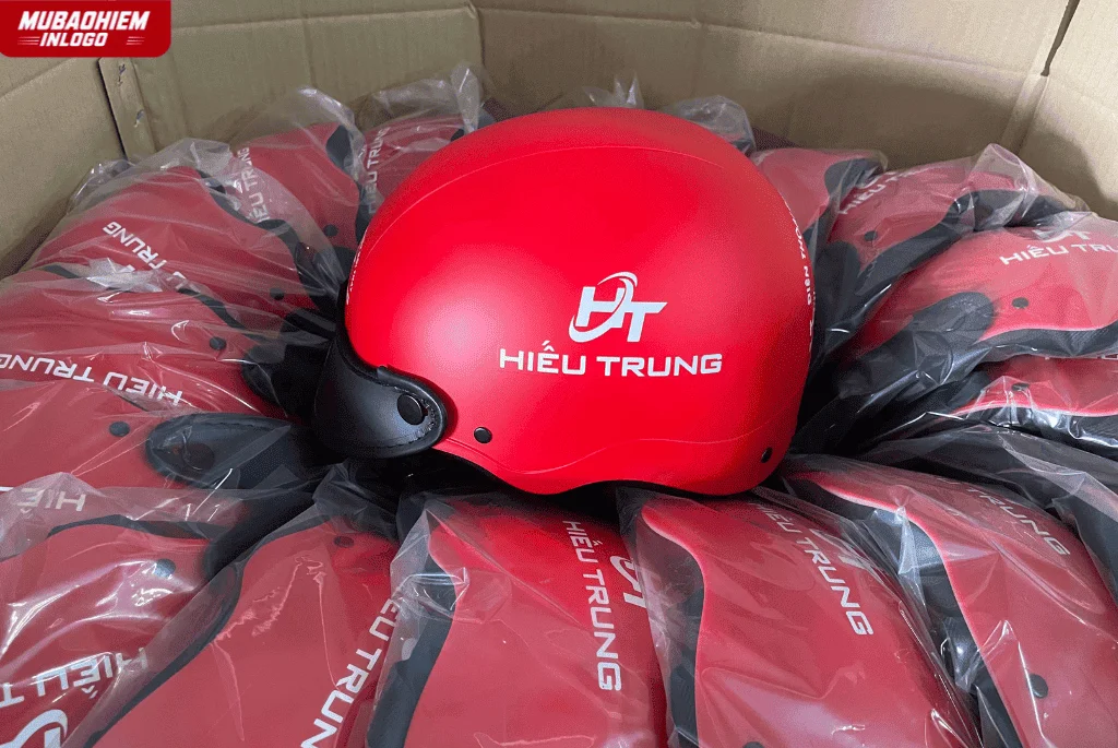 Mũ bảo hiểm in logo cửa hàng điện thoại là quà tặng hữu ích