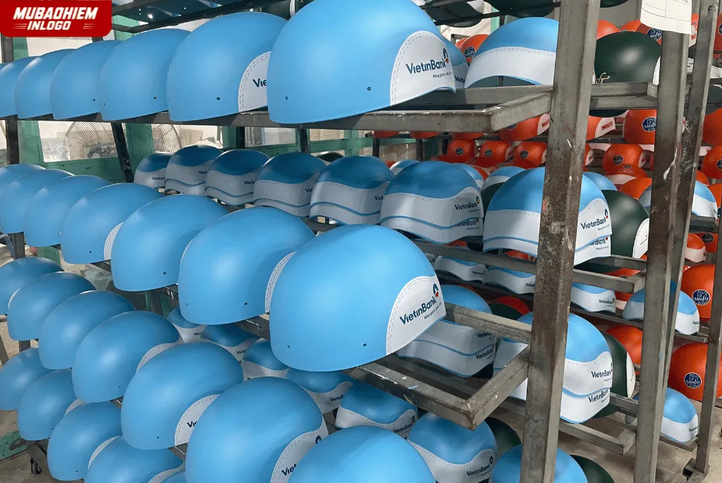 Mũ bảo hiểm in logo ngân hàng Vietinbank sắc xanh nổi bật