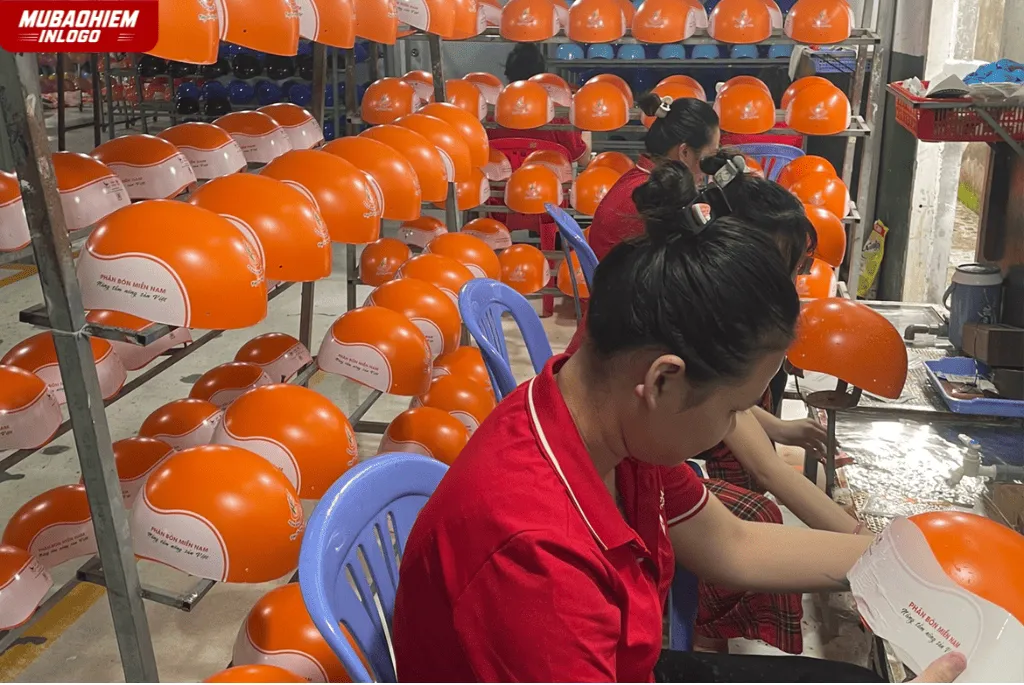 Phối màu mũ bảo hiểm quà vật tư nông nghiệp tinh tế
