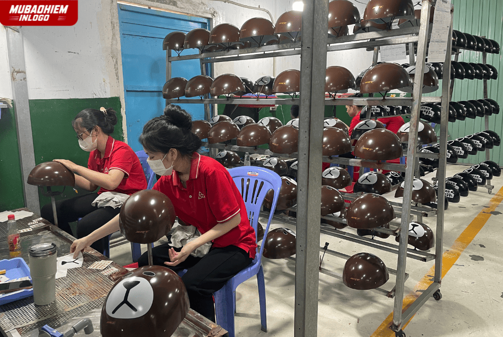 Phối màu mũ bảo hiểm quà tặng tiệm trang sức