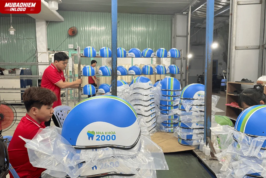 Có thể chọn nhiều kiểu mũ bảo hiểm in logo nha khoa khác nhau