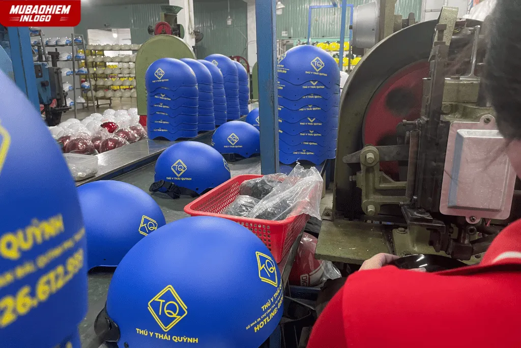 Kết hợp mũ bảo hiểm màu xanh dương, logo chữ vàng nổi bật