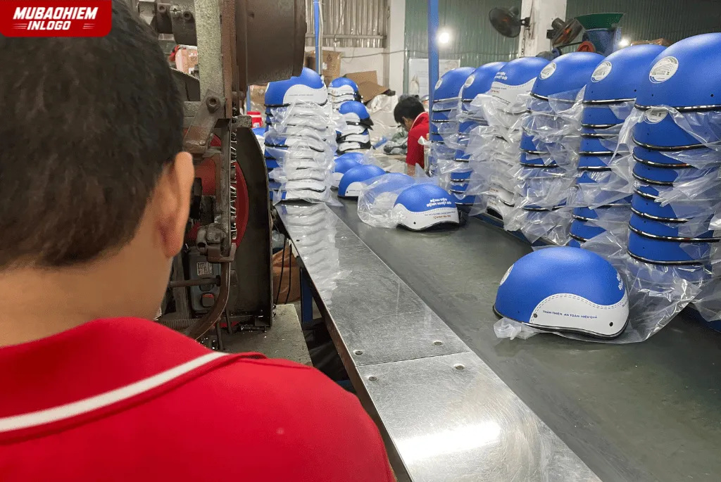 Đặt mũ bảo hiểm in logo bệnh viện tại xưởng uy tín