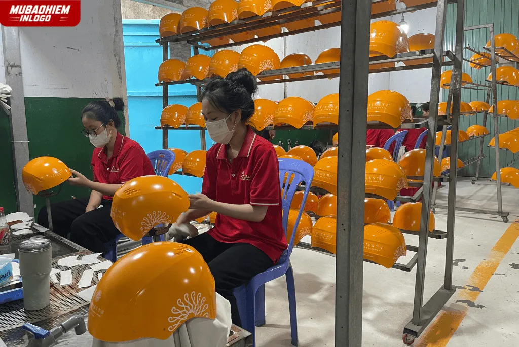 Chọn màu nón bảo hiểm tặng khách hàng chuẩn thương hiệu
