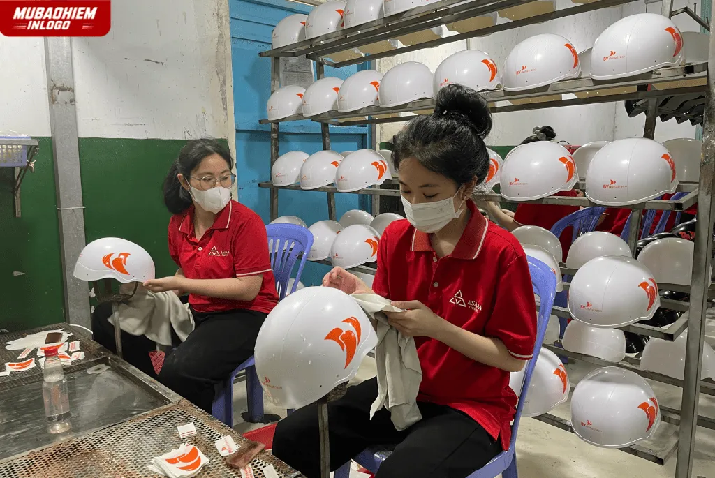 Thiết kế và in logo mũ bảo hiểm quà tặng tinh tế, nổi bật