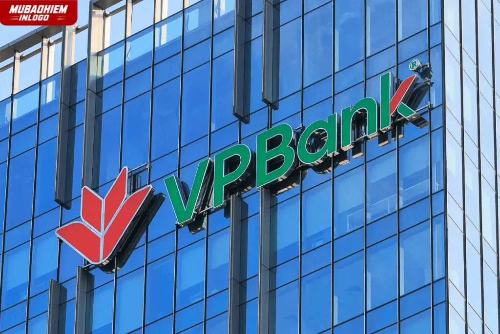 Ngoài tổng đài VPBank, khách hàng có thể đến các chi nhánh giao dịch